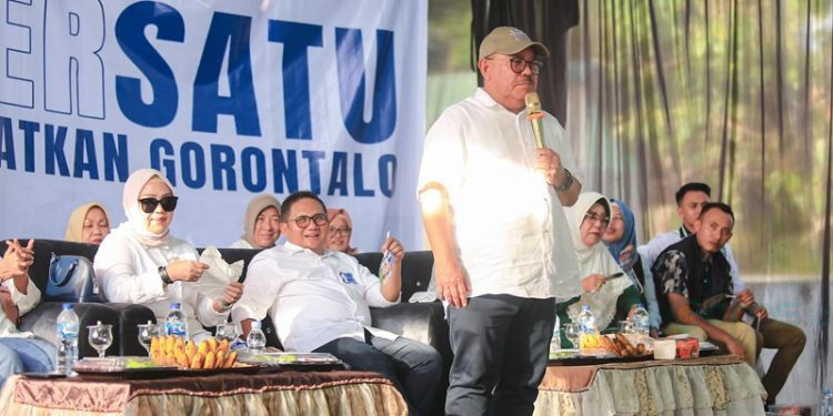 Calon Gubernur Gorontalo nomor urut 1 Tonny Uloli bersama calon Wakil Gubernur Gorontalo Marten Taha dikukuhkan sebagai Bapak Generasi Z dan Milenial Provinsi Gorontalo, Minggu (13/10/2024).