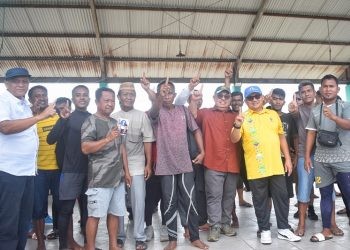 Calon Gubernur dan Wakil Gubernur Gorontalo nomor urut 1, Tonny Uloli dan Marten Taha saat bersama para nelayan di pasar ikan Inengo, Bone Bolango, Minggu (27/10/2024).