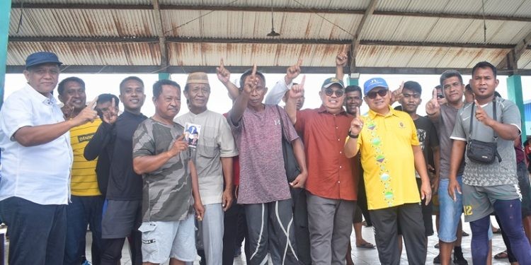 Calon Gubernur dan Wakil Gubernur Gorontalo nomor urut 1, Tonny Uloli dan Marten Taha saat bersama para nelayan di pasar ikan Inengo, Bone Bolango, Minggu (27/10/2024).