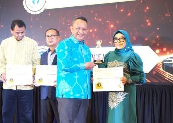 Rektor UNBITA Gorontalo Ellys Rachman ketika menerima penghargaan prestisius pada Rakerwil LLDIKTI XVI yang digelar di Hotel Best Western Plus Coco, Palu, Sulawesi Tengah, Rabu (16/10/2024).(Foto UNBITA)