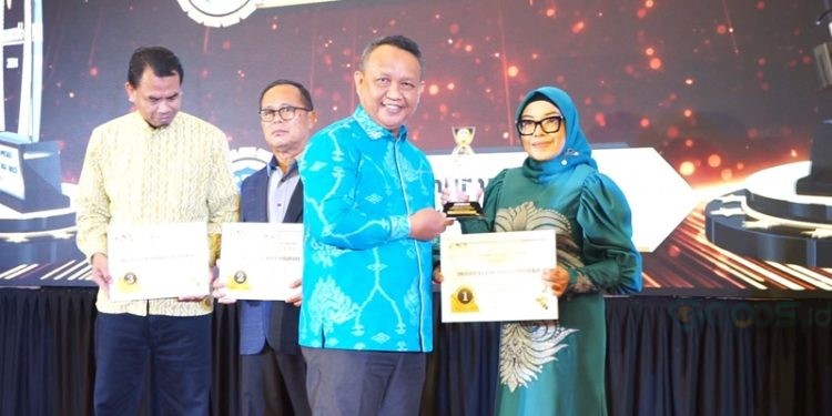 Rektor UNBITA Gorontalo Ellys Rachman ketika menerima penghargaan prestisius pada Rakerwil LLDIKTI XVI yang digelar di Hotel Best Western Plus Coco, Palu, Sulawesi Tengah, Rabu (16/10/2024).(Foto UNBITA)