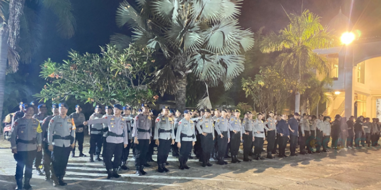 Personel keamanan dari Polres Gorontalo saat apel gelar pasukan di halaman Gedung Dinar Limboto, rabu (30/10/24)