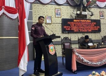 Anggota Fraksi Pratai Gerindra, Zulkifli Nangili saat memberikan tanggapan fraksi pada sidang paripurna penyusunan RAPBD dan RPJPD 2025-2045, senin (14/10/24). (Foto: Abin/Gopos)