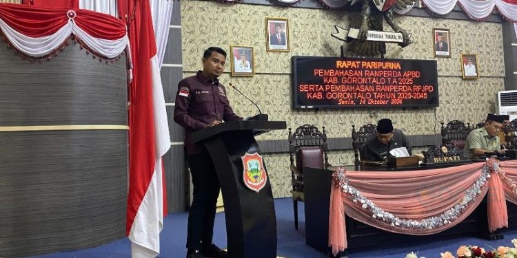 Anggota Fraksi Pratai Gerindra, Zulkifli Nangili saat memberikan tanggapan fraksi pada sidang paripurna penyusunan RAPBD dan RPJPD 2025-2045, senin (14/10/24). (Foto: Abin/Gopos)