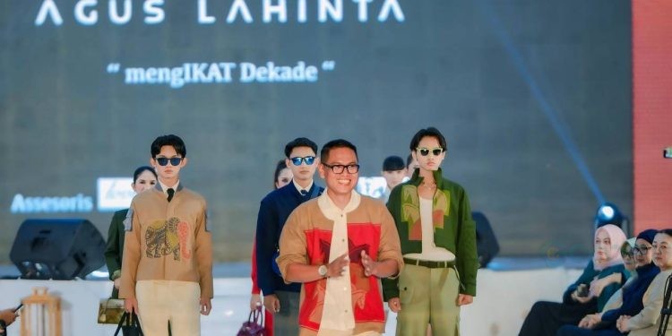 Creative Director Rumah Karawo mengeluarkan delapan koleksi dengan menggunakan Karawo Ikat dalam Hulonthalo Art and Craft Festival (HACF) 2024, bertempat di Grand Palace Convention Center Kota Gorontalo