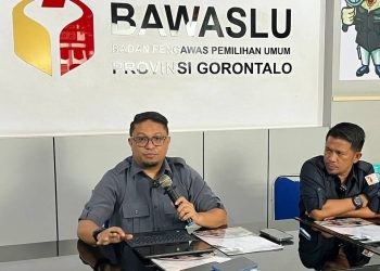 Konfrensi Pers 20 hari Pengawasan Dan Penangangan Dugaan Pelanggaran Tahapan Kampanye Pemilihan Serentak Tahun 2024 Di Provinsi Gorontalo oleh Ketua Bawaslu Provinsi Gorontalo Idris Usuli yang didampingi oleh Komisioner Bawaslu lainnya Moh. Fadjri Arsyad, Senin (21/10/2024).