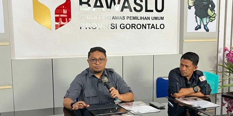 Konfrensi Pers 20 hari Pengawasan Dan Penangangan Dugaan Pelanggaran Tahapan Kampanye Pemilihan Serentak Tahun 2024 Di Provinsi Gorontalo oleh Ketua Bawaslu Provinsi Gorontalo Idris Usuli yang didampingi oleh Komisioner Bawaslu lainnya Moh. Fadjri Arsyad, Senin (21/10/2024).