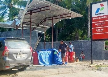 Pengisian Pertalite oleh masyarakat Paguyaman Pantai di SPBU Kompak yang berada di di Desa Bubaa Kecamatan Paguyaman Pantai, Kabupaten Boalemo. foto andi/gopos