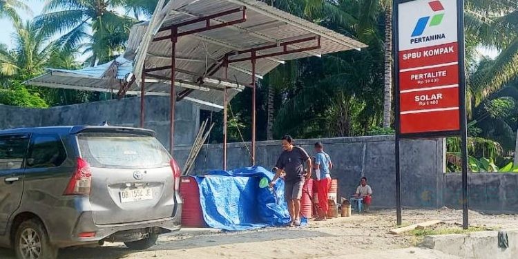 Pengisian Pertalite oleh masyarakat Paguyaman Pantai di SPBU Kompak yang berada di di Desa Bubaa Kecamatan Paguyaman Pantai, Kabupaten Boalemo. foto andi/gopos