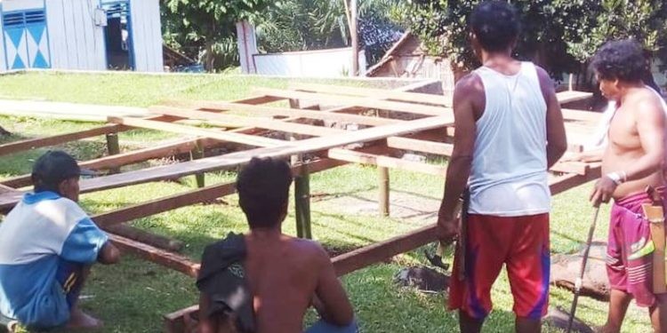 Warga  Desa Ombulo Hijau, Kecamatan Bonepantai, warga secara sukarela gunakan dana pribadi dan bahu-membahu membuat panggung kampanye untuk pasangan Amran Mustafa dan Irwan Mamesa (AMIN).
