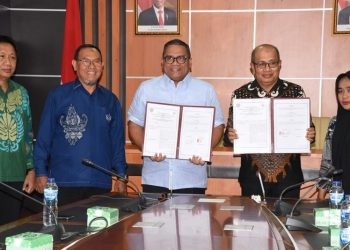 Perwakilan Pemkab Banggai Laut Sulteng bersama Rektor UNG Eduart Wolok usai penandatanganan kerjasama.(Foto UNG)