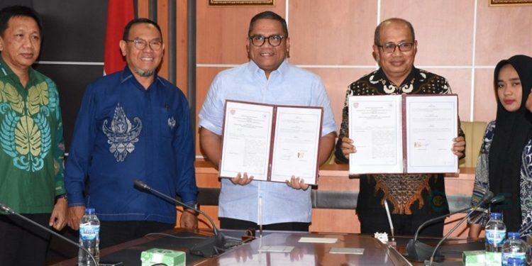 Perwakilan Pemkab Banggai Laut Sulteng bersama Rektor UNG Eduart Wolok usai penandatanganan kerjasama.(Foto UNG)
