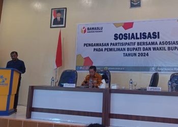 Plh Ketua Bawaslu Pohuwato, Munawar, membuka kegaiatan sosialisasi pengawasan partisipatif bersama assosiasi media pilkada 2024, berlansung sunrise marisa, kamis (17/10/2024) (Yusuf/Gopos)