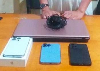Barang bukti tiga buah handphone dimana dua diantaranya merek iPhone yang diduga hasil curian dan sebuah laptop merek Asus.(foto sari/HO Polresta)