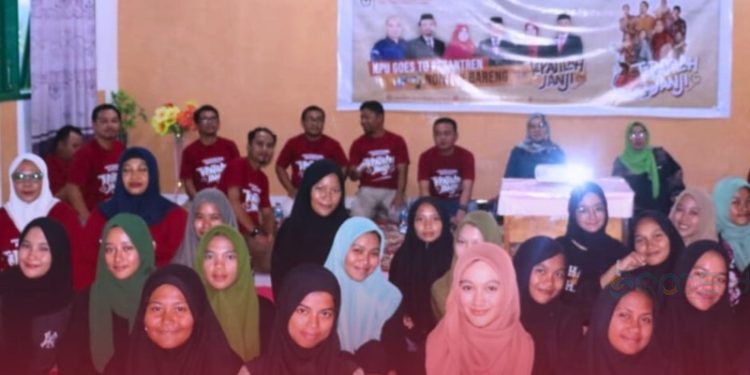 Kegiatan KPU Gorontalo Utara dalam KPU Goes to Pesantren, bertempat di MA Al Khairaat Gentuma, Selasa (22/10/2024).(Foto KPU)