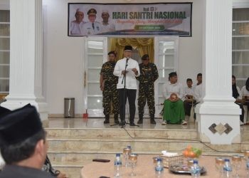 Pj Gubernur Gorontalo Rudy Salahuddin saat memberikan sambutan pada hari Santri Nasional 2024 bertempat di rudis Gubernur Gorontalo, Selasa malam (22/10/2024).