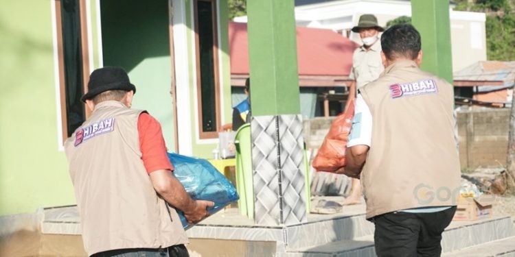 Tim HIBAH menyalurkan bantuan berupa makanan kepada masyarakat yang menjadi korban banjir di Bone Bolango, Selasa (22/10/2024)