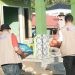 Tim HIBAH menyalurkan bantuan berupa makanan kepada masyarakat yang menjadi korban banjir di Bone Bolango, Selasa (22/10/2024)