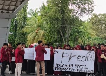 Pimpinan Cabang Ikatan Mahasiswa Muhammadiyah Kabupaten Gorontalo menggelar aksi di seputaran Tower Pakaya, Limboto. (Foto: Abin/Gopos)
