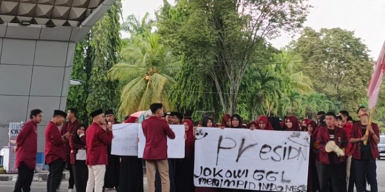 Pimpinan Cabang Ikatan Mahasiswa Muhammadiyah Kabupaten Gorontalo menggelar aksi di seputaran Tower Pakaya, Limboto. (Foto: Abin/Gopos)