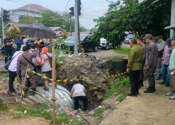 Penyidik Kejati Gorontalo menggandeng unsur BPK, BWS dan Dinas PUPR Provinsi Gorontalo untuk mengecek potensi kerugian negara proyek kanal Tanggidaa Gorontalo, Kamis (24/10/2024).(Foto Putra Gopos)