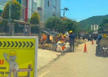 Proses pekerjaan proyek kanal Tanggidaa yang sempat mangkrak dan dikeluhkan warga setempat. (Foto:Rama/Gopos)