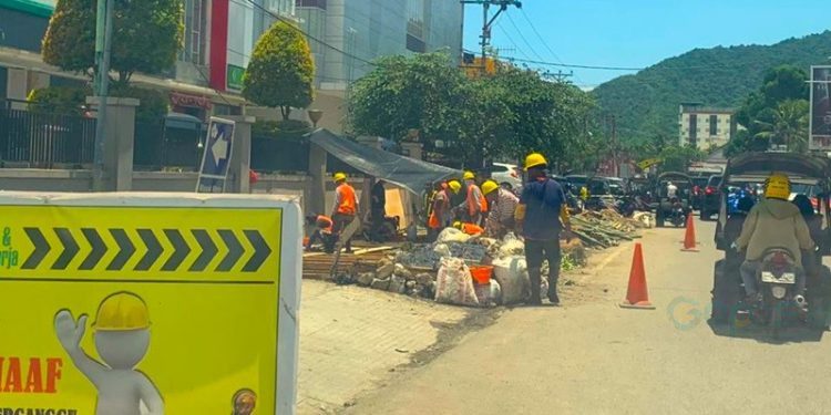 Proses pekerjaan proyek kanal Tanggidaa yang sempat mangkrak dan dikeluhkan warga setempat. (Foto:Rama/Gopos)
