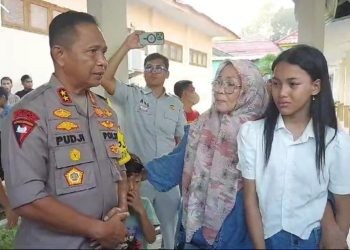 Kapolda Gorontalo Irjen Pol Pudji Prasetyohadi bersama pihak keluarga korban dari penumpang pesawat perintis SAM Air di bandara Panua Pohuwato, Minggu (20/10/2024).(Foto Yusuf Gopos)