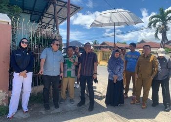 Wakil Ketua DPRD Kota Gorontalo bersama Komisi III melakukan peninjauan ke proyek pengaspalan jalan Durian, Kelurahan Tomulobutao, Kecamatan Dungingi, Selasa (8/10/2024).(Foto Rama Gopos)
