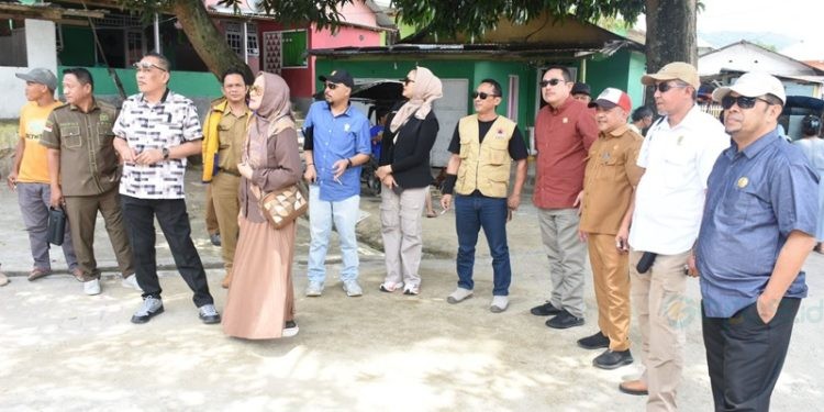 Kunjungan kerja komisi III dekot di tiga lokasi bencana longsor,  Senin (7/10/2024).(foto Rama/Gopos)