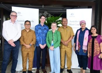 Konsulat-Jenderal Australia Makassar bersama Sekretaris Daerah Provinsi Gorontalo Sofian Ibrahim saat kursus singkat AAI-SKALA yang digelar di hotel Aston Gorontalo, Senin (7/10/2024).(Foto Andika Diskominfotik)