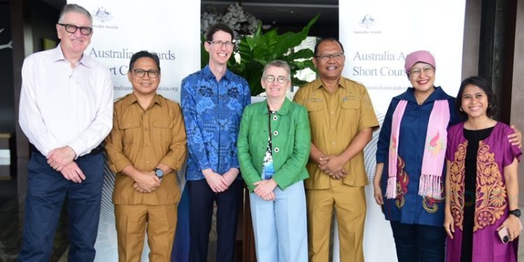 Konsulat-Jenderal Australia Makassar bersama Sekretaris Daerah Provinsi Gorontalo Sofian Ibrahim saat kursus singkat AAI-SKALA yang digelar di hotel Aston Gorontalo, Senin (7/10/2024).(Foto Andika Diskominfotik)