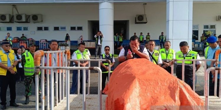 Sejumlah petugas pada prosesi pelapasan jenazah korban kecelakaan pesawat SAM Air di Bandara Djalaluddin, Kabupaten Gorontalo, Gorontalo, Senin (21/10/2024). (ANTARA/HO-Bandara Djalaluddin)