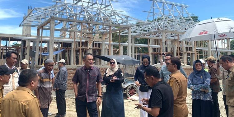 Peninjauan proyek kawasan Taruna Remaja oleh Komisi III DPRD Kota Gorontalo bersama Dinas PUPR Kota Gorontalo, Selasa (8/10/2024) (Foto Rama/Gopos)