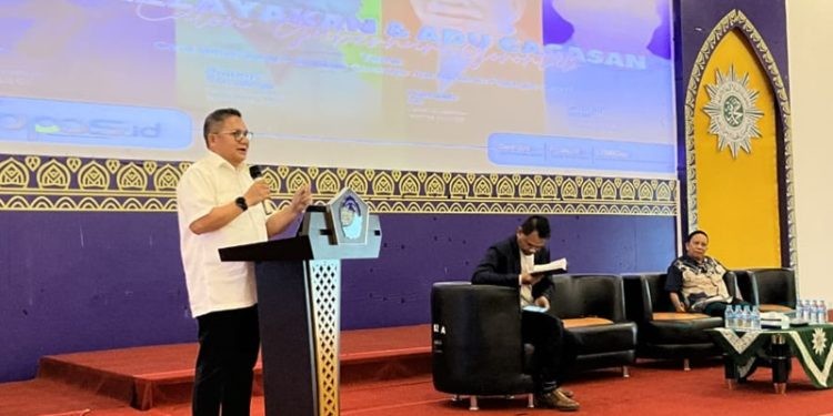 Calon Wakil Gubernur Gorontalo nomor urut 1 Marten Taha saat menghadiri uji kelayakan dan adu gagasan calon kepala daerah oleh Angkatan Muda Muhammadiyah Provinsi Gorontalo, bertempat di gedung Indoor Universitas Muhammadiyah Gorontalo, Senin (28/10/2024).