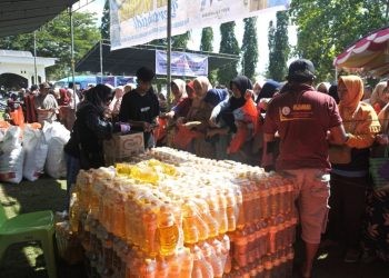 Suasana pasar murah bersubsidi yang digelar Pemprov Gorontalo di Lapangan Alun-Alun, Kecamatan Tilamuta, Kabupaten Boalemo, Senin (14/10/2024). (Foto : Istimewa)