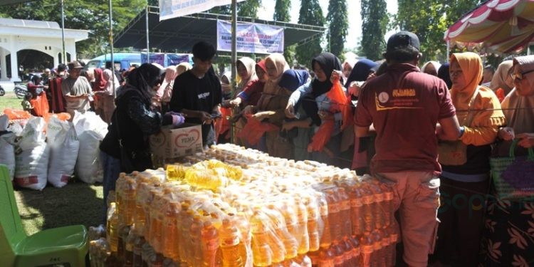 Suasana pasar murah bersubsidi yang digelar Pemprov Gorontalo di Lapangan Alun-Alun, Kecamatan Tilamuta, Kabupaten Boalemo, Senin (14/10/2024). (Foto : Istimewa)