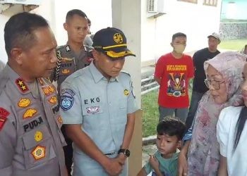 Kepala Jasa Raharja Perwakilan Gorontalo Eko Prasetyo saat menemui keluarga korban pesawat SAM Air yang jatuh di bandara Panua Pohuwato, Gorontalo.(Foto Yusuf Gopos)