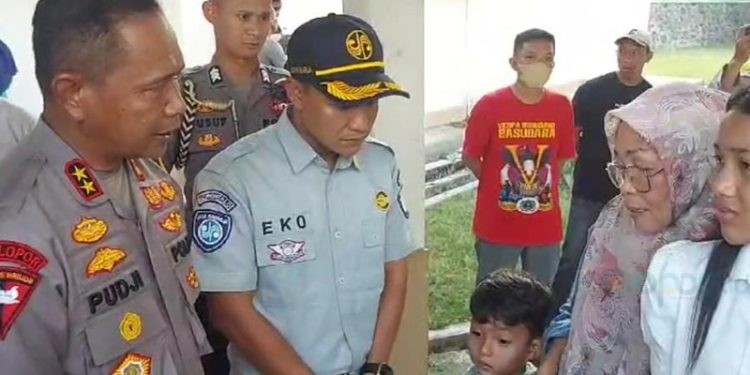 Kepala Jasa Raharja Perwakilan Gorontalo Eko Prasetyo saat menemui keluarga korban pesawat SAM Air yang jatuh di bandara Panua Pohuwato, Gorontalo.(Foto Yusuf Gopos)