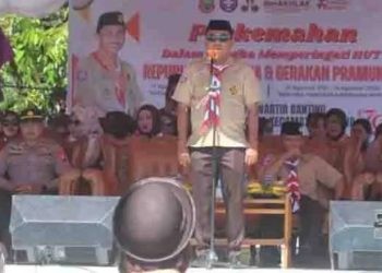 Plh. Sekretaris Daerah Kabupaten Gorontalo Haris Tome saat membuka Kemah Ranting yang berlangsung di Lapangan Karya Isimu, Kecamatan Tibawa, Sabtu (10/8/2024). Foto: Protokol