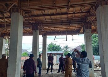 Komisi II DPRD Kabupaten Gorontalo saat meninjau pembangunan gedung PLUT di Desa Bulila Kecamatan Telaga. (Foto: DPRD)