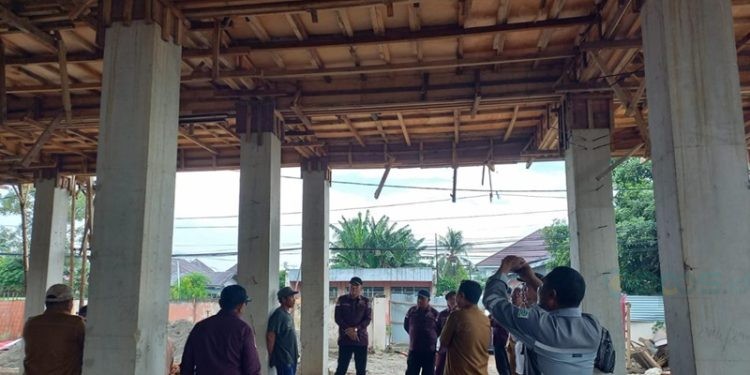 Komisi II DPRD Kabupaten Gorontalo saat meninjau pembangunan gedung PLUT di Desa Bulila Kecamatan Telaga. (Foto: DPRD)