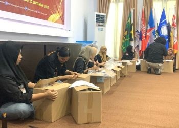 Proses sortir lipat surat suara Pilwako Gorontalo berlangsung di aula KPU Kota Gorontalo, Rabu (30/10/2024) (Foto Rama Gopos)