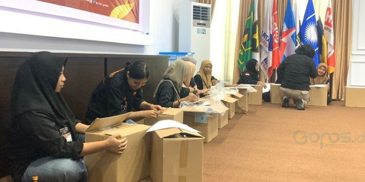 Proses sortir lipat surat suara Pilwako Gorontalo berlangsung di aula KPU Kota Gorontalo, Rabu (30/10/2024) (Foto Rama Gopos)
