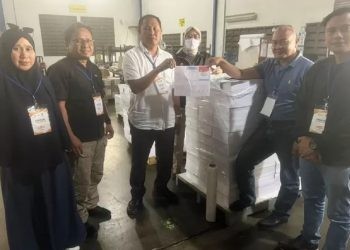 Ketua KPU Gorut bersama rombongan saat melihat surat suara untuk Pilkada Gorut yang dicetak di Bekasi Jawa Barat.
