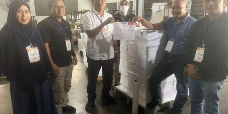 Ketua KPU Gorut bersama rombongan saat melihat surat suara untuk Pilkada Gorut yang dicetak di Bekasi Jawa Barat.