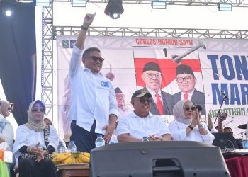 Calon Gubernur Gorontalo dan Wakil Gubernur Gorontalo nomor urut 1, Tonny Uloli dan Marten Taha saat kampanye di lapangan Basulapa Isimu, Kabupaten Gorontalo, Minggu (27/10/2024).