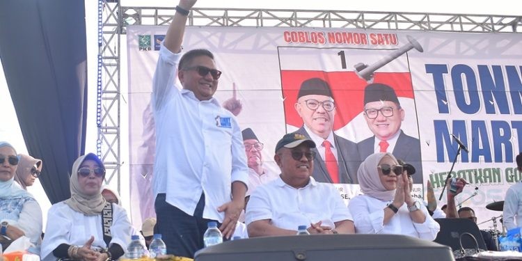 Calon Gubernur Gorontalo dan Wakil Gubernur Gorontalo nomor urut 1, Tonny Uloli dan Marten Taha saat kampanye di lapangan Basulapa Isimu, Kabupaten Gorontalo, Minggu (27/10/2024).