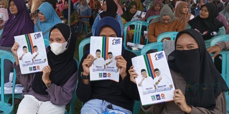Keceriaan warga Desa Suka Makmur, Kecamatan Wonosari, Kabupaten Boalemo saat menyambut calon Gubernur dan Wakil Gubernur Gorontalo nomor urut 1 Tonny Uloli dan Marten Taha, Kamis (31/10/2024).