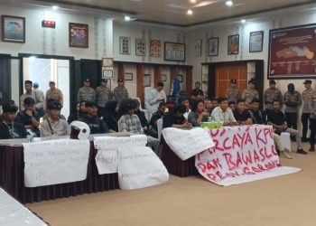 Puluhan mahasiswa saat menyampaikan aspirasinya di gedung KPU Provinsi Gorontalo yang dikawal ketat aparat kepolisian, Rabu (9/10/2024).(Foto Sari Gopos)